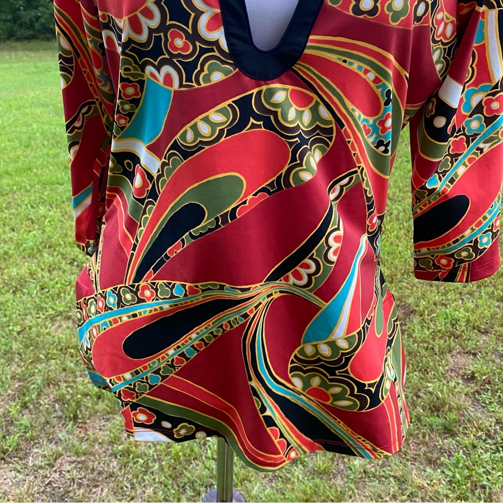ATHLETA TOP TUNIC FLORAL STRETCH RED BLACK 3/4 SLEEVE Y NECK ACTIVE SIZE M - Picture 3 of 9